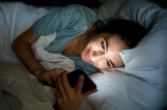A telefonon internetezők kétharmada éjjel-nappal a neten lóg