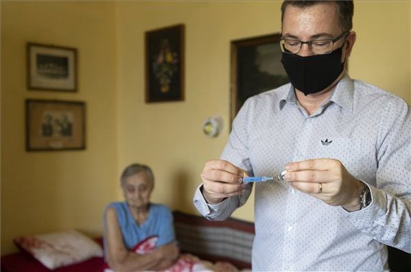 Koronavírus: időseket oltottak be otthonukban Nyíregyházán