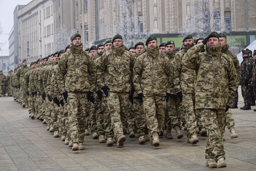 Katonák szállták meg Debrecen főterét