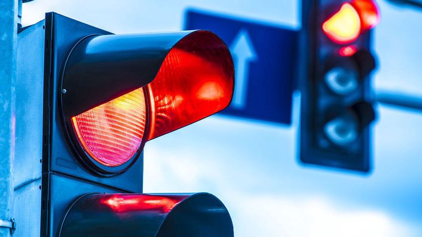 Közlekedési lámpát döntött ki egy autó Debrecenben