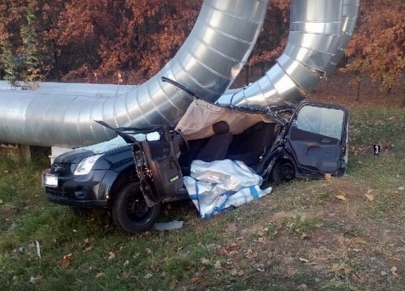 Drámai baleset: távhővezeték alá szorult egy autós