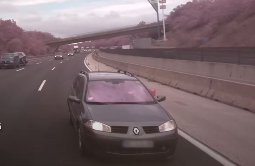 Videó: közutasokba rohant egy autó az M0-son