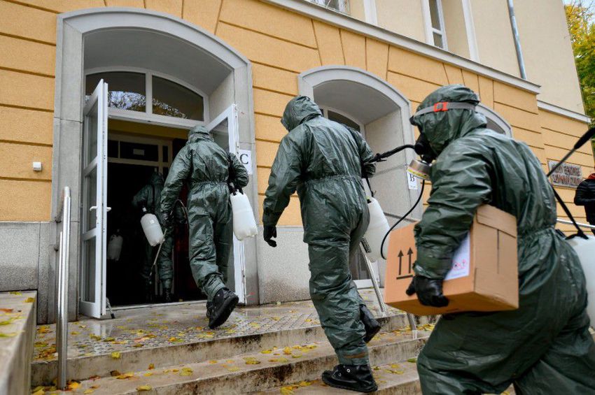 A katonákat is bevetették a koronavírus ellen Debrecenben
