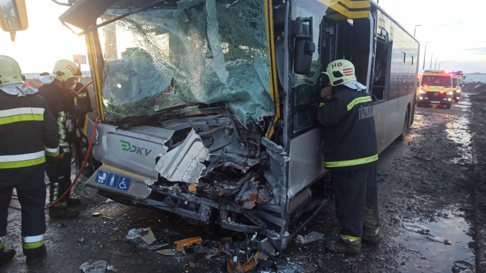 Két busz ütközött a debreceni iparterületen