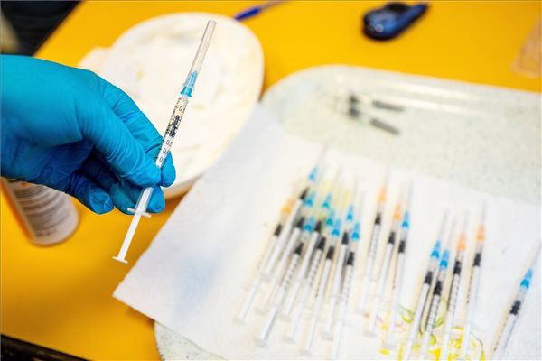 Koronavírus: hamarabb érkezik az 5-11 éveseknek kifejlesztett védőoltás