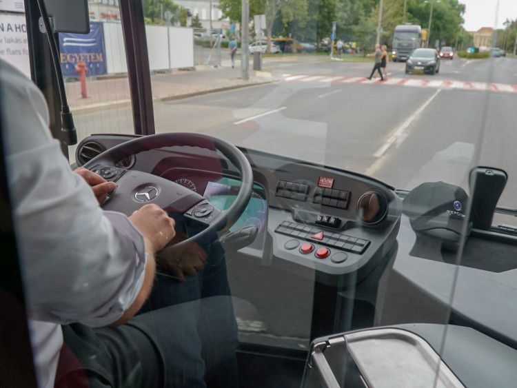 Pénzbírságot kap, aki maszk nélkül utazik a debreceni buszokon, villamosokon