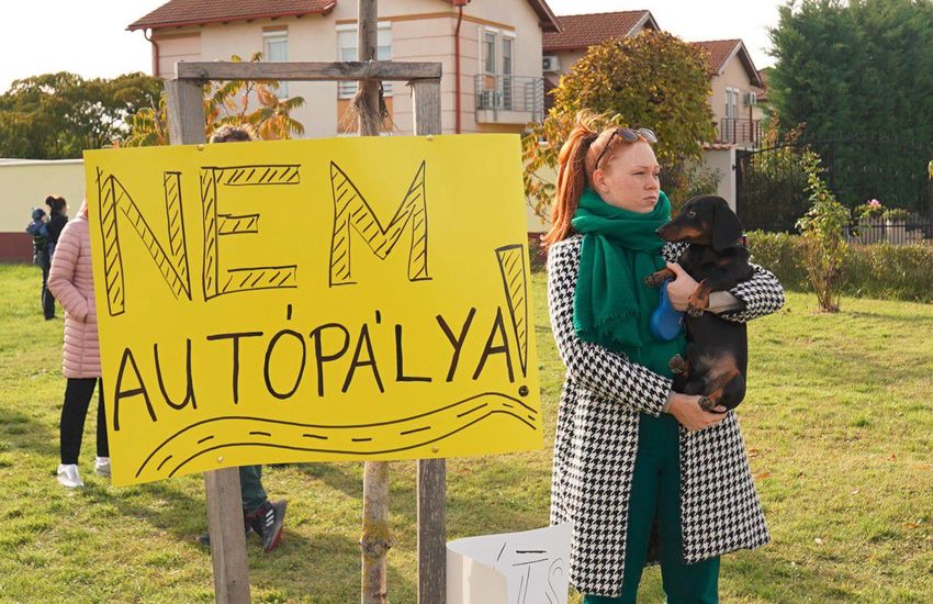 Fészek-lakók kontra száguldó autósok – így tüntettek Debrecenben!