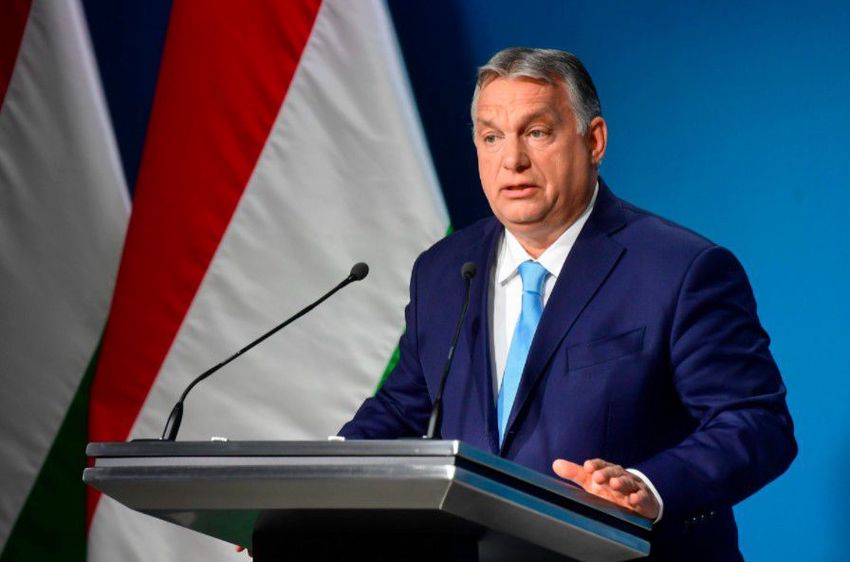 Orbán Viktor: a magyarok csak Isten és a haza előtt, valamint lánykérés esetén térdelnek le