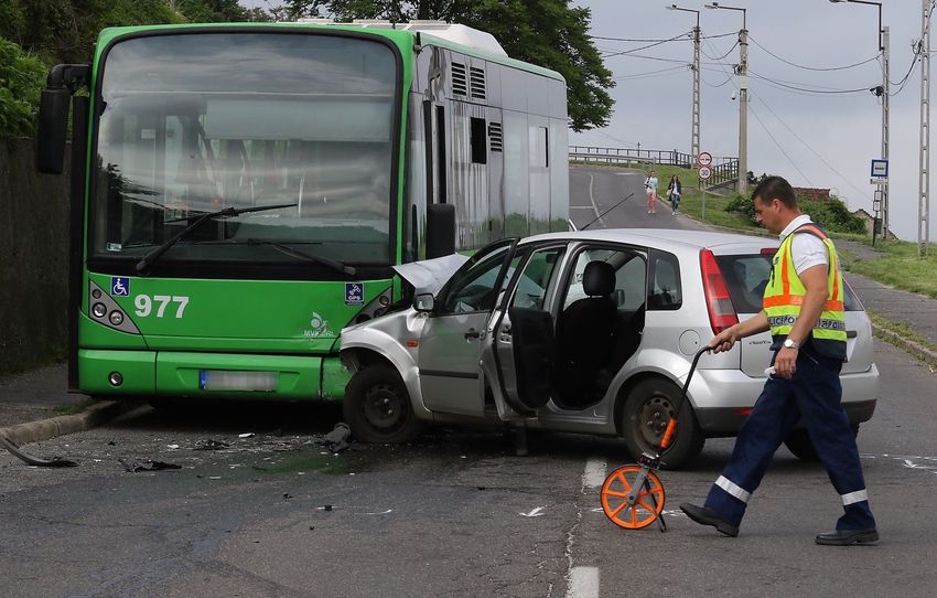 Durva baleset Miskolcon: két autó és egy busz karambolozott