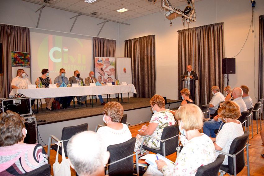 Első kézből kaptak tájékoztatást a civilek Debrecenben