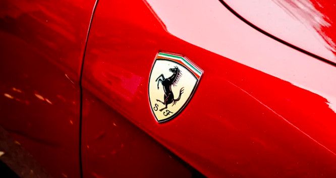 Egy másfél milliárd forintot érő Ferrari tankolt a debreceni benzinkúton