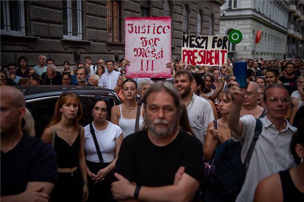 Több százan tüntettek a Madách Imre Gimnázium leváltott igazgatójáért