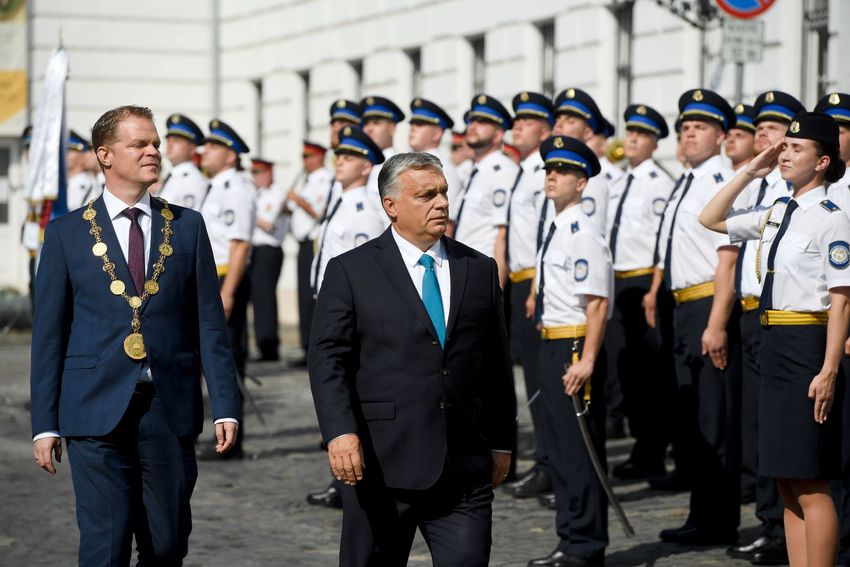 Üzent a magyar egyenruhásoknak Orbán Viktor