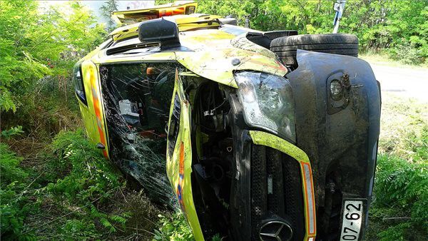 Felborult egy balesethez tartó mentőautó