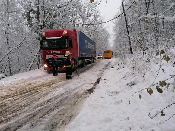 Havazás Borsodban: elakadt buszok, árokba csúszott autók 