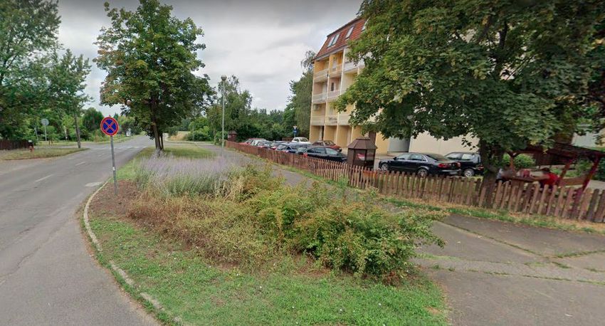Kerítésnek ütközött egy autó Debrecenben