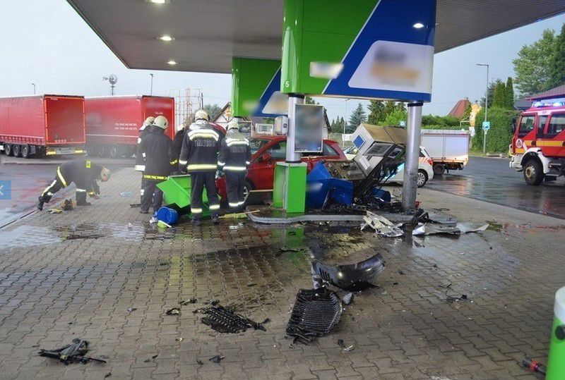 Megsemmisített egy autós egy benzinkutat Fejér megyében