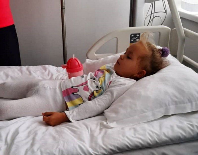 Micsoda összefogás! Megkapta Kijevben a kezelést a sajószentpéteri kislány