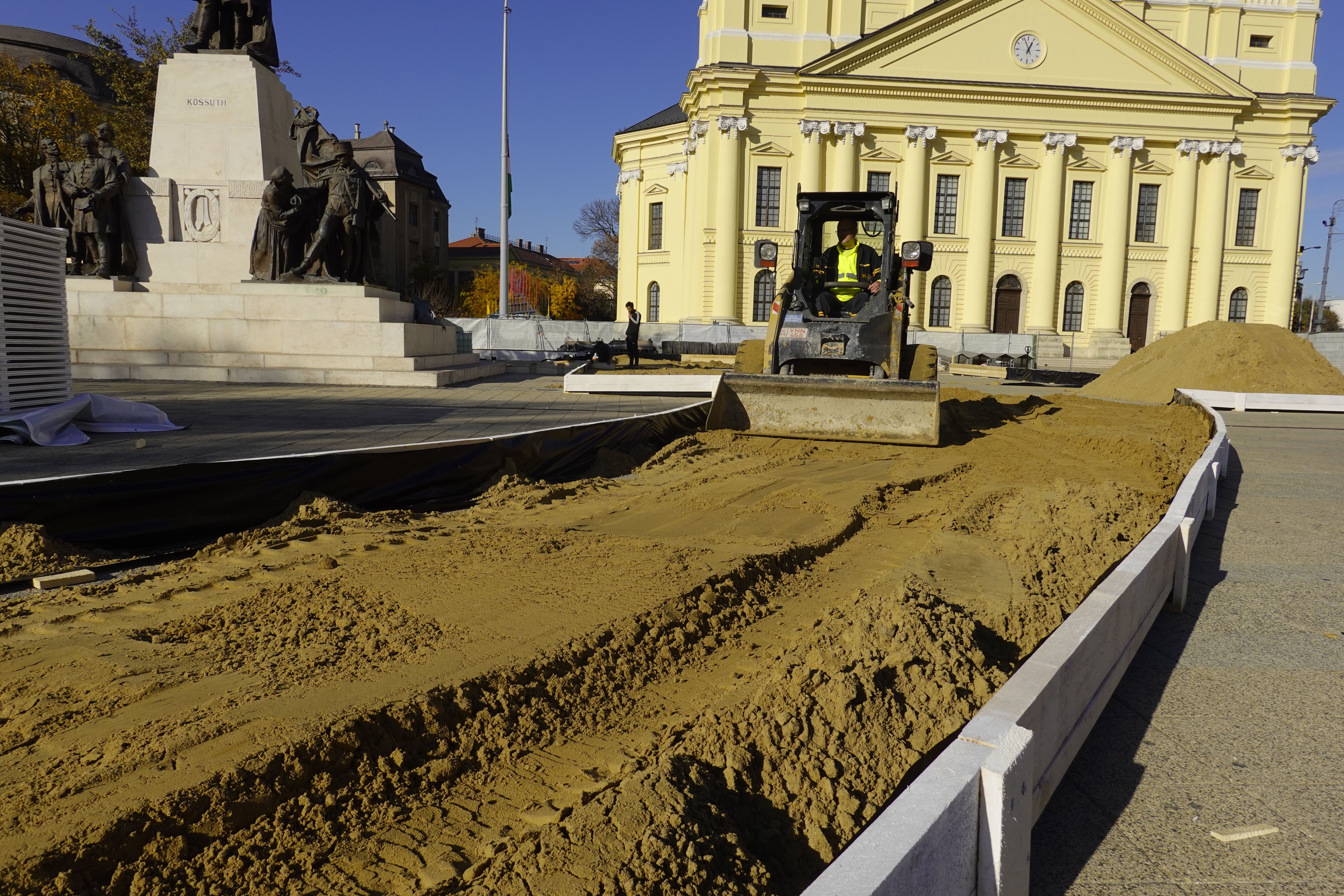 Épül a műjégpálya Debrecen főterén