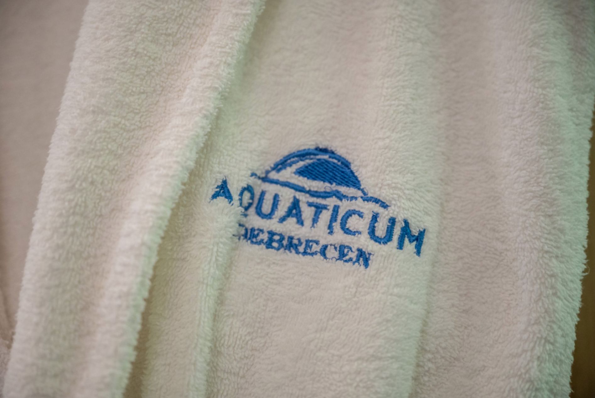 Textíliát vásárolna az Aquaticum Debrecen Kft.