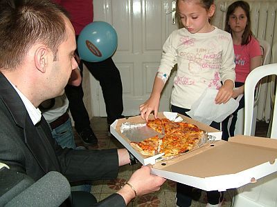 A betegágyban pizzával ünnepeltek