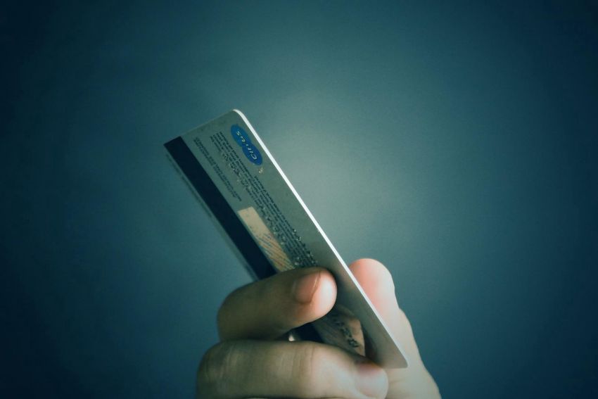 Kétszer is fizetett a tiszadadai férfi a talált bankkártyával