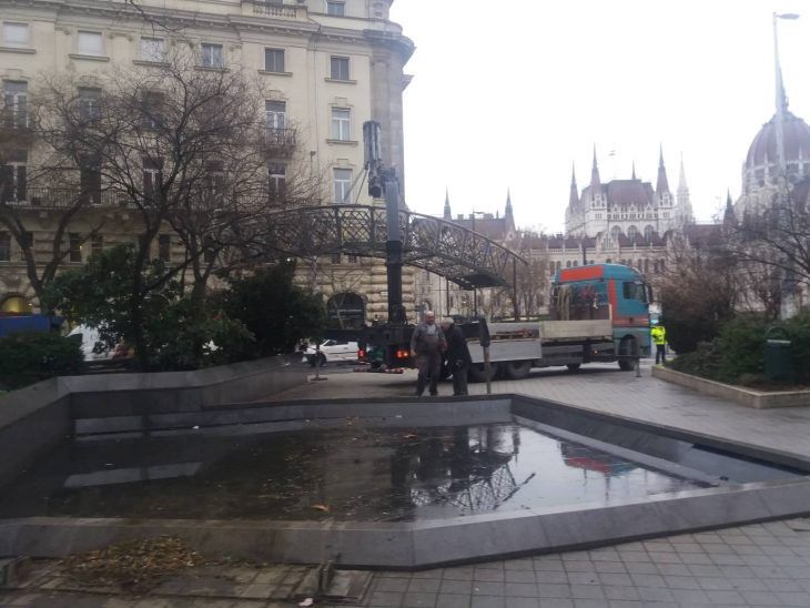 Elbontották Nagy Imre szobrát Budapesten