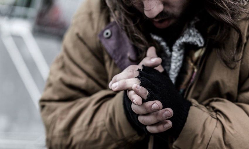 Megbüntettek egy hajléktalant a kijárási tilalom megszegéséért
