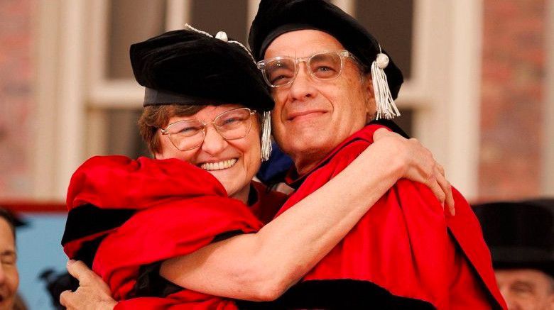 Karikó Katalint Tom Hanksszel együtt avatták díszdoktorrá a Harvardon