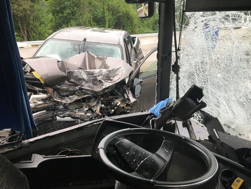 Busz és autó karambolozott Debrecennél: öt sérült