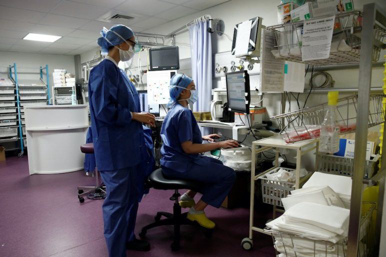 Életbiztosítást köt az egészségügyi dolgozóknak a brit kormány
