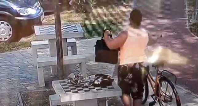 Ő sem egy úrinő! Így lopott női táskát Berettyóújfaluban! + VIDEÓ!