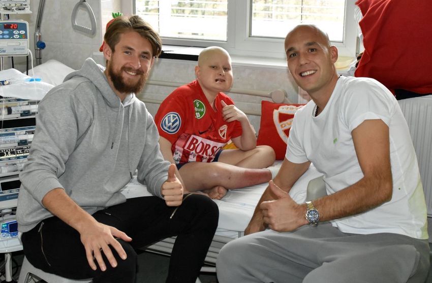 Beteg gyereknek adtak lelkierőt a DVTK focistái