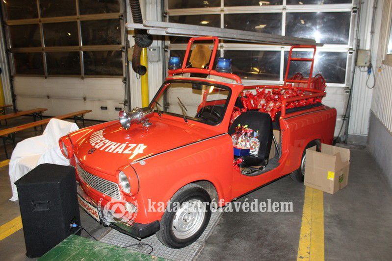 Csomagokkal megrakott Trabant várta a kicsiket Nyíregyházán