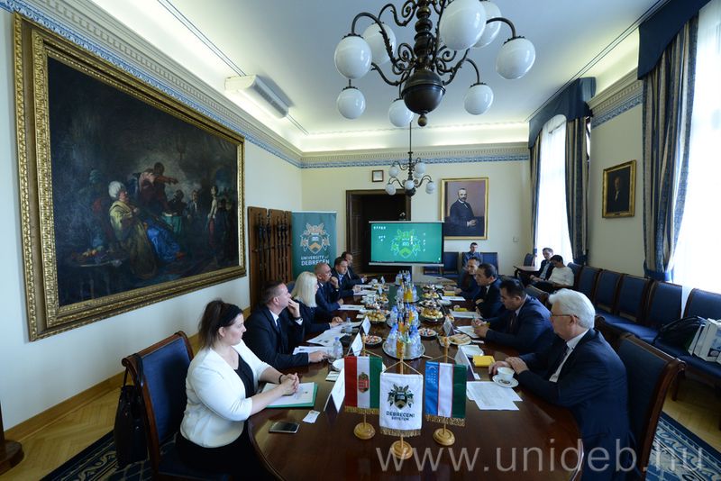 Kettős magyar-üzbég diploma megalapításáról egyeztettek a Debreceni Egyetemen