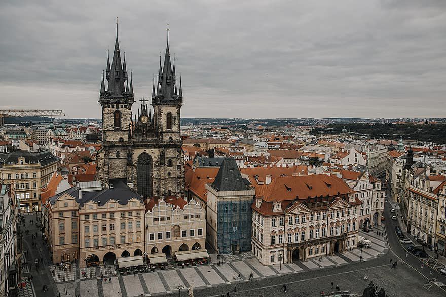 Hat embert késelt meg egy férfi Prágában 