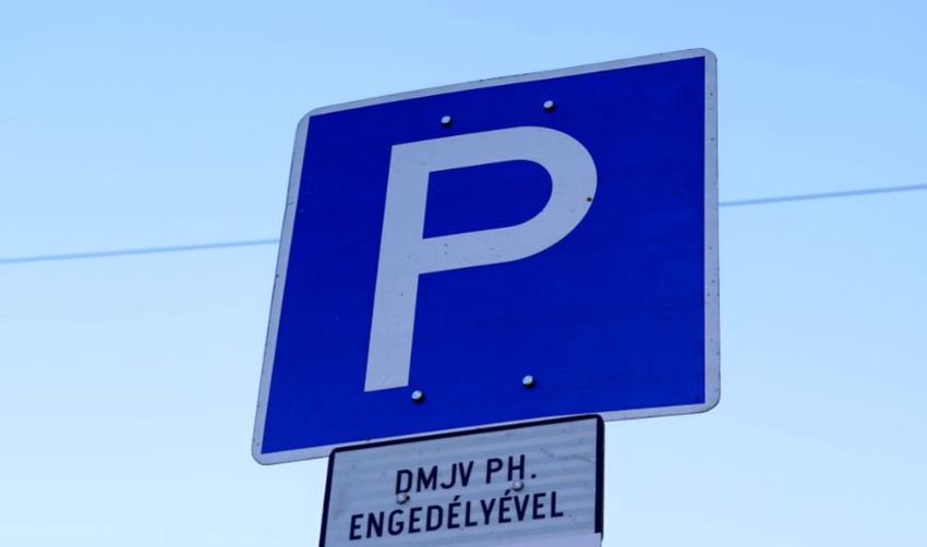 Újabb parkolóhelyek válnak ingyenessé Debrecenben