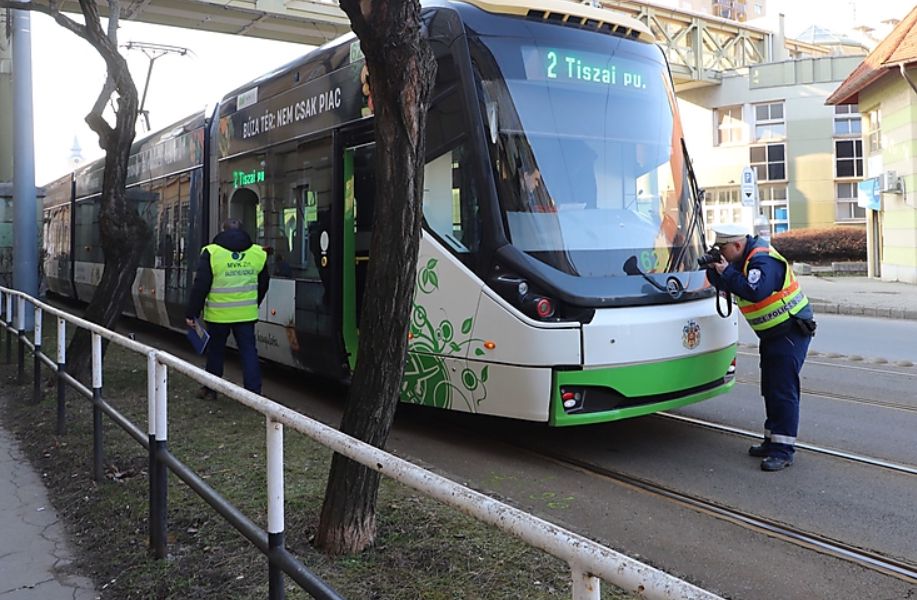 Villamos ütött el egy diákot Miskolcon