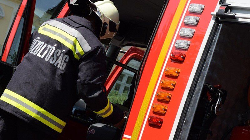 Tűzoltók menekítettek ki egy embert egy égő házból Hajdúböszörményben