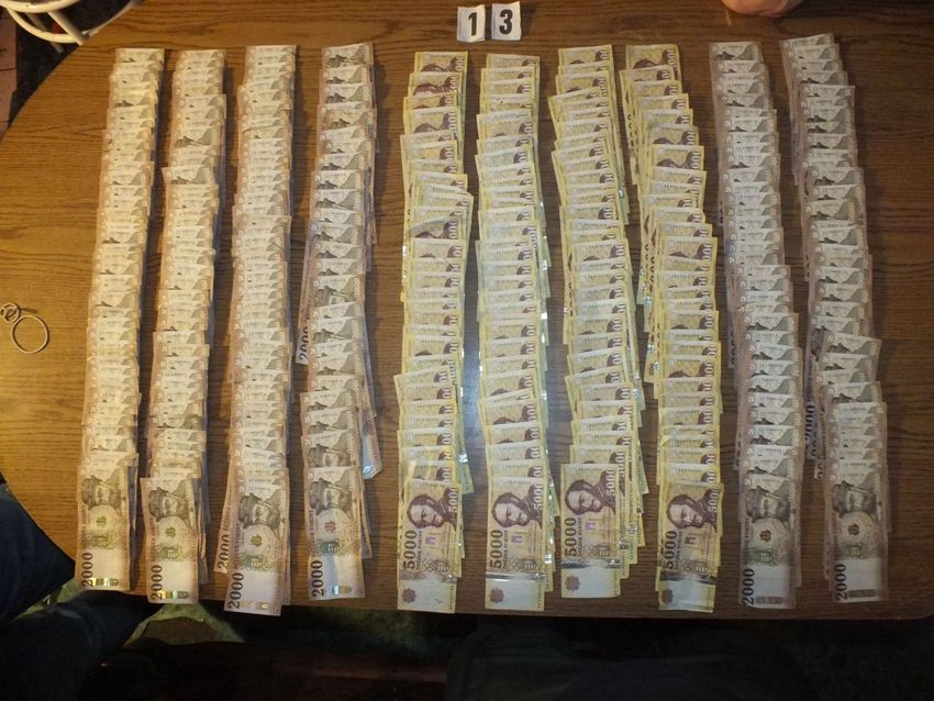 A pénzt is szétdobálták a nyíregyházi díler lakásában a rendőrök érkezésekor