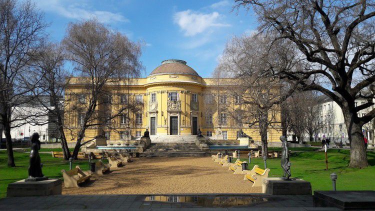 Kiállítások, tárlatvezetés, előadás, online koncert is lesz Debrecenben