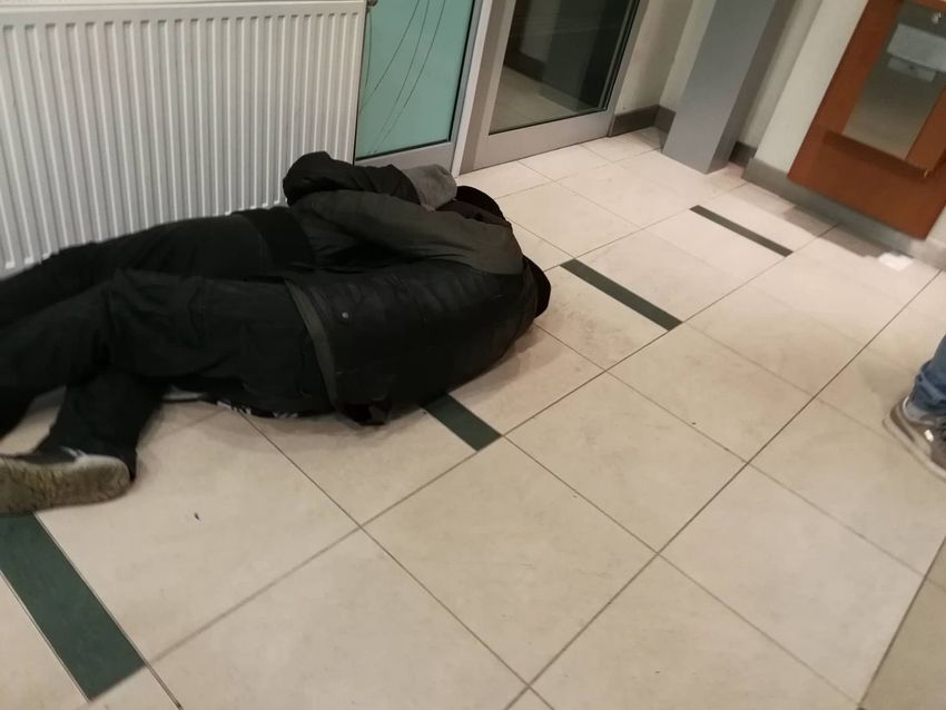 Debreceni bank előterébe költöztek hajléktalanok