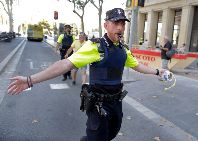 Terror Barcelonában: gyalogosok közé hajtott egy kisteherautó