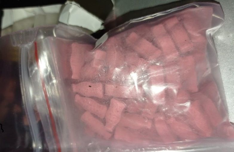 Rózsaszín tabletták egy cigisdobozban Beregsuránynál 