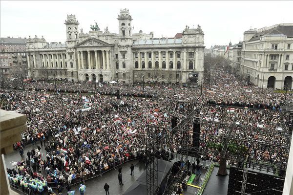 Orbán: el akarják venni az országunkat
