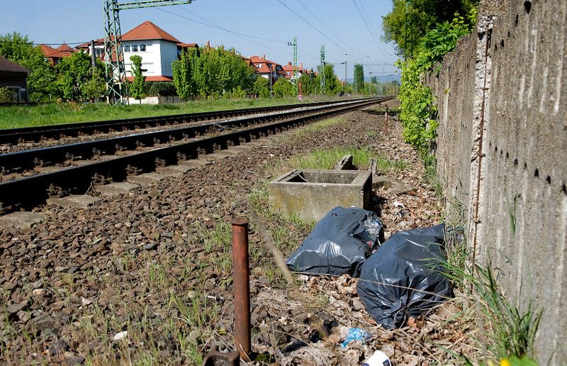 300 millióért takarítja el a MÁV a vasút menti szemetet