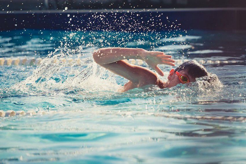 A debreceni kisgyerekeket is megtanítja úszni az állam