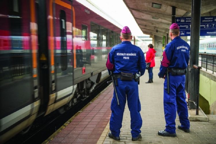 Vonatokon, pályaudvarokon tart ellenőrzést a rendőrség 