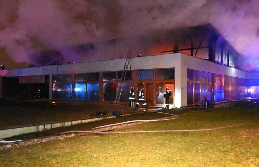 Hatalmas tűz egy budapesti uszodában