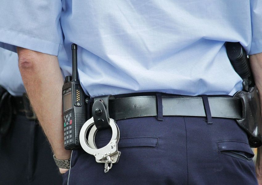 Vádemelés a bűnözőknek segítő borsodi rendőr ügyében
